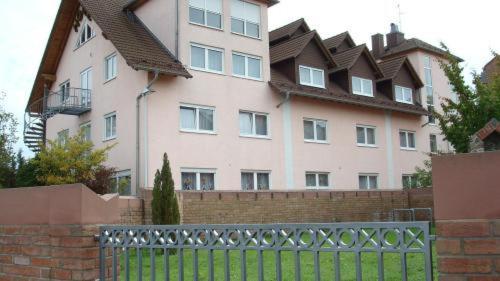Hotel Zur Eisenbahn Rodgau Exterior photo